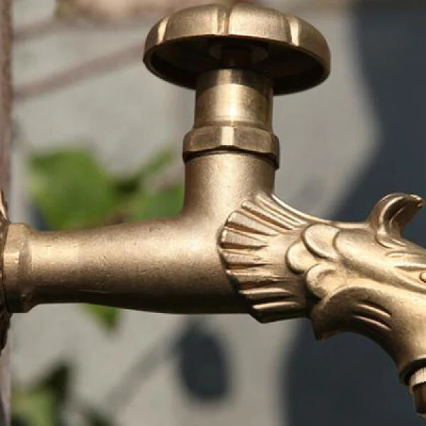 Vòi nước ngoài sân