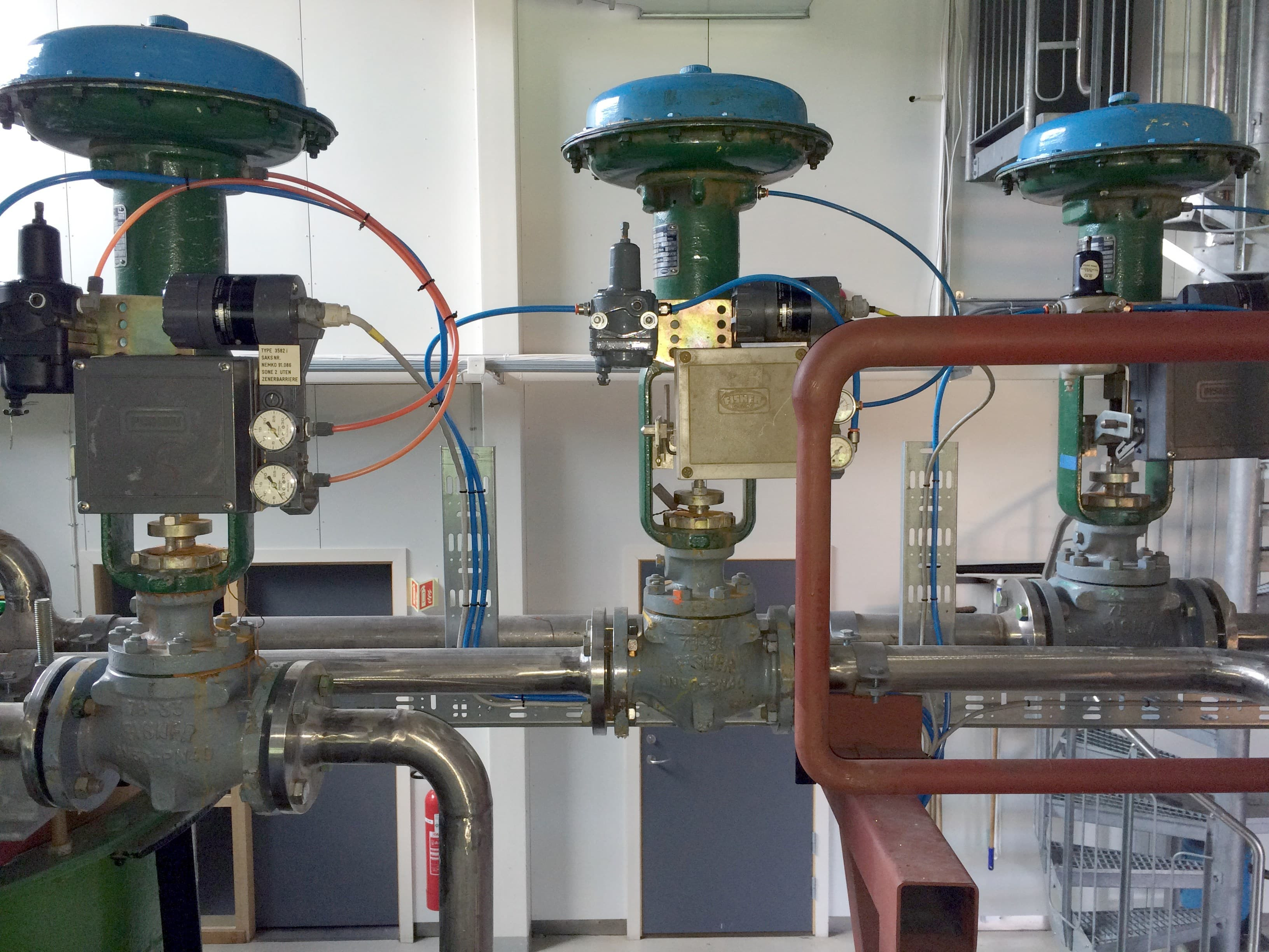 Hình ảnh van điều khiển của khí nén tại nhà máy